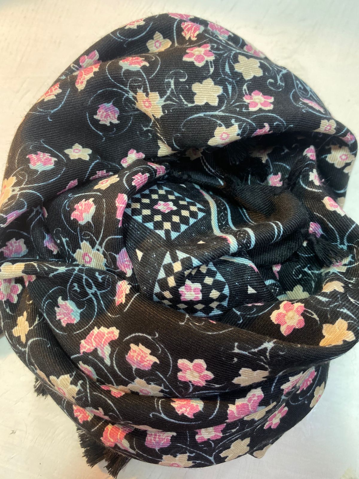 Pañuelo negro con flores