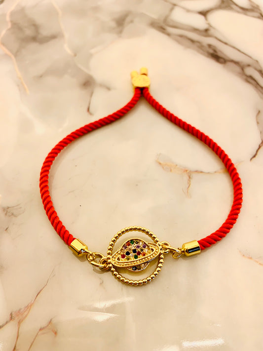 Pulsera Roja de Cordón con Terminales Baño Oro y Dije Conector de Saturno