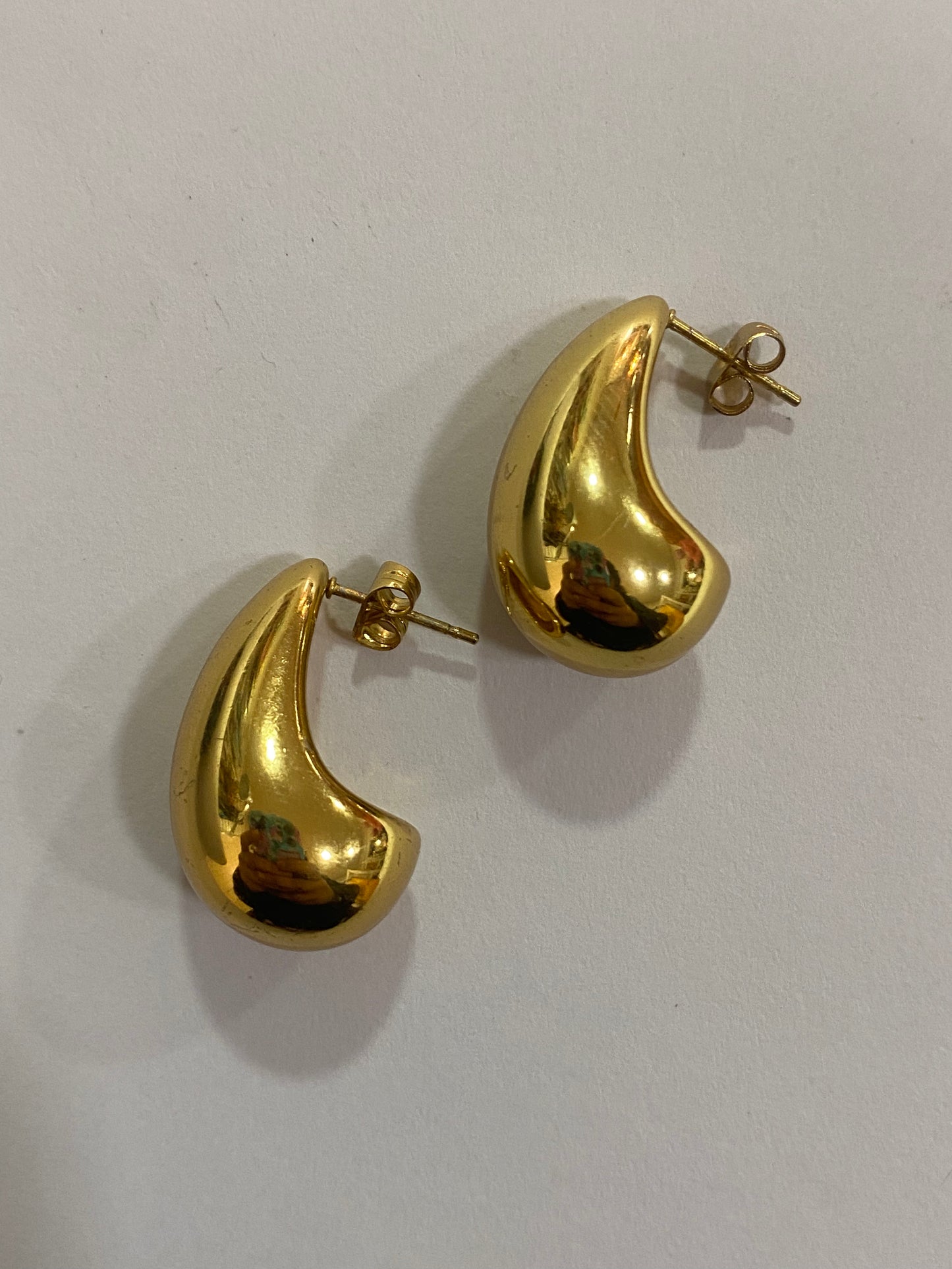 Aros de gotas doradas en acero