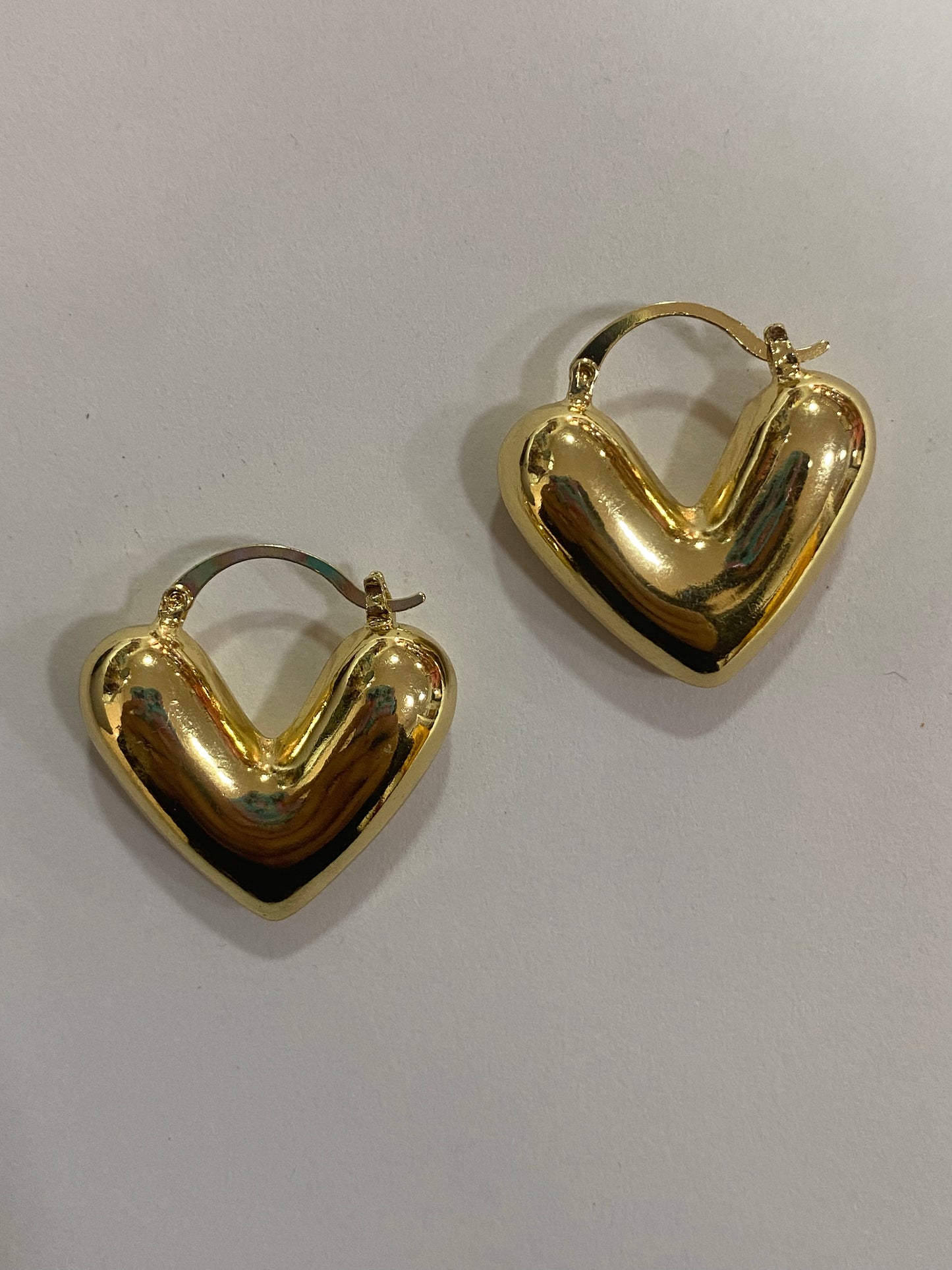 Aros en forma de corazón con baño en oro