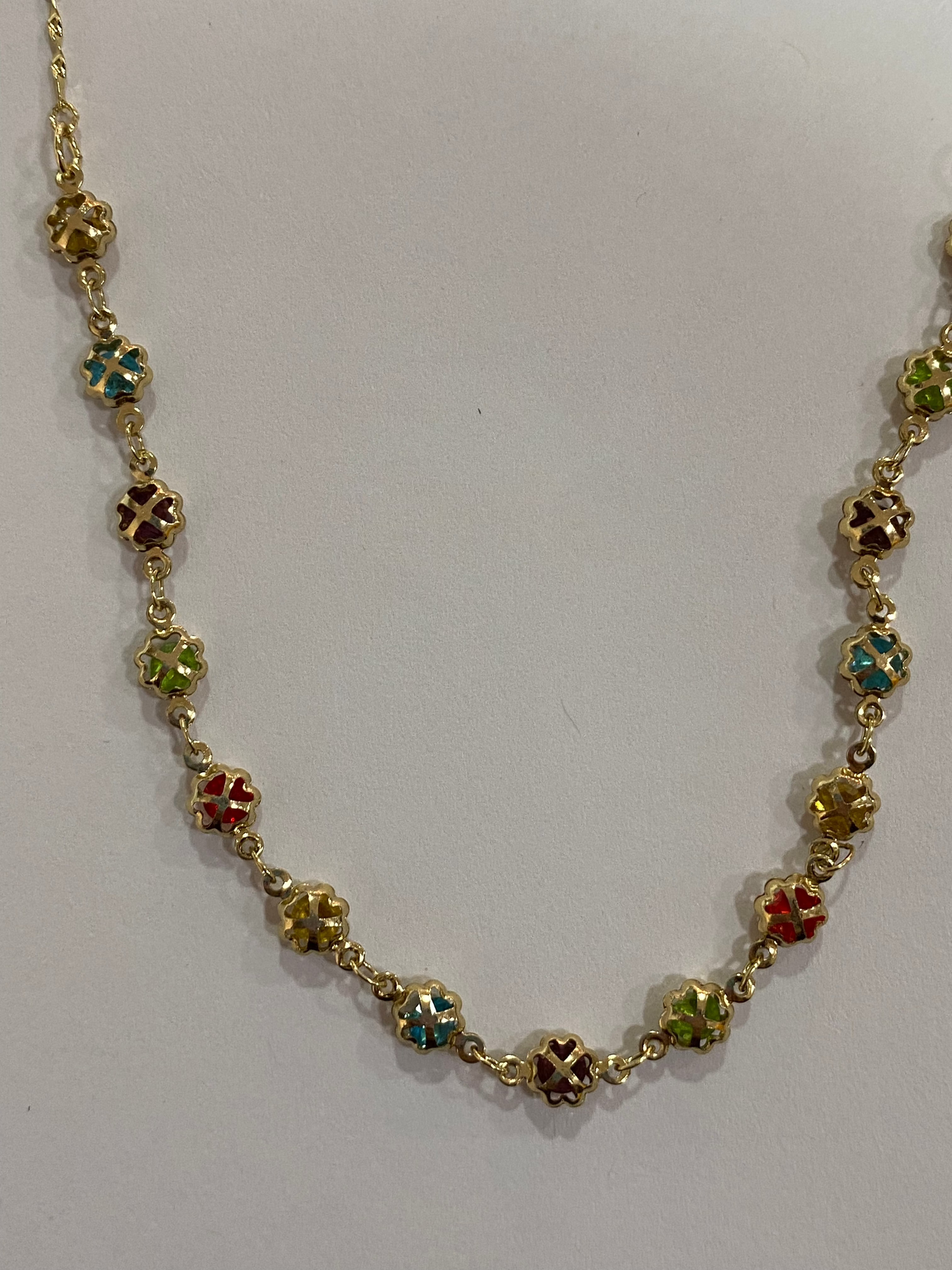 Collar de cristales multicolor de cobre en baño en oro