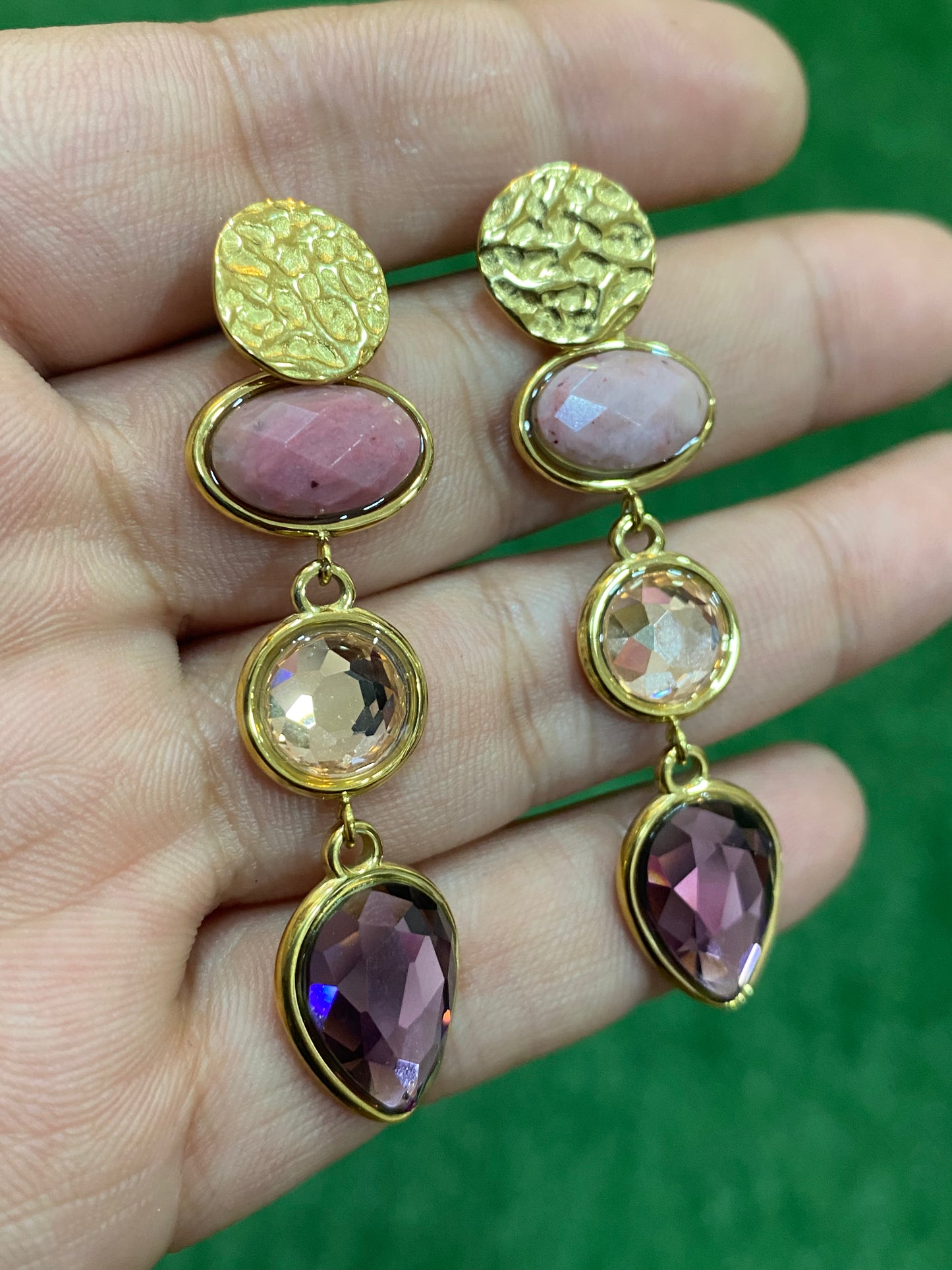 Aros largos en tonos morados en acero