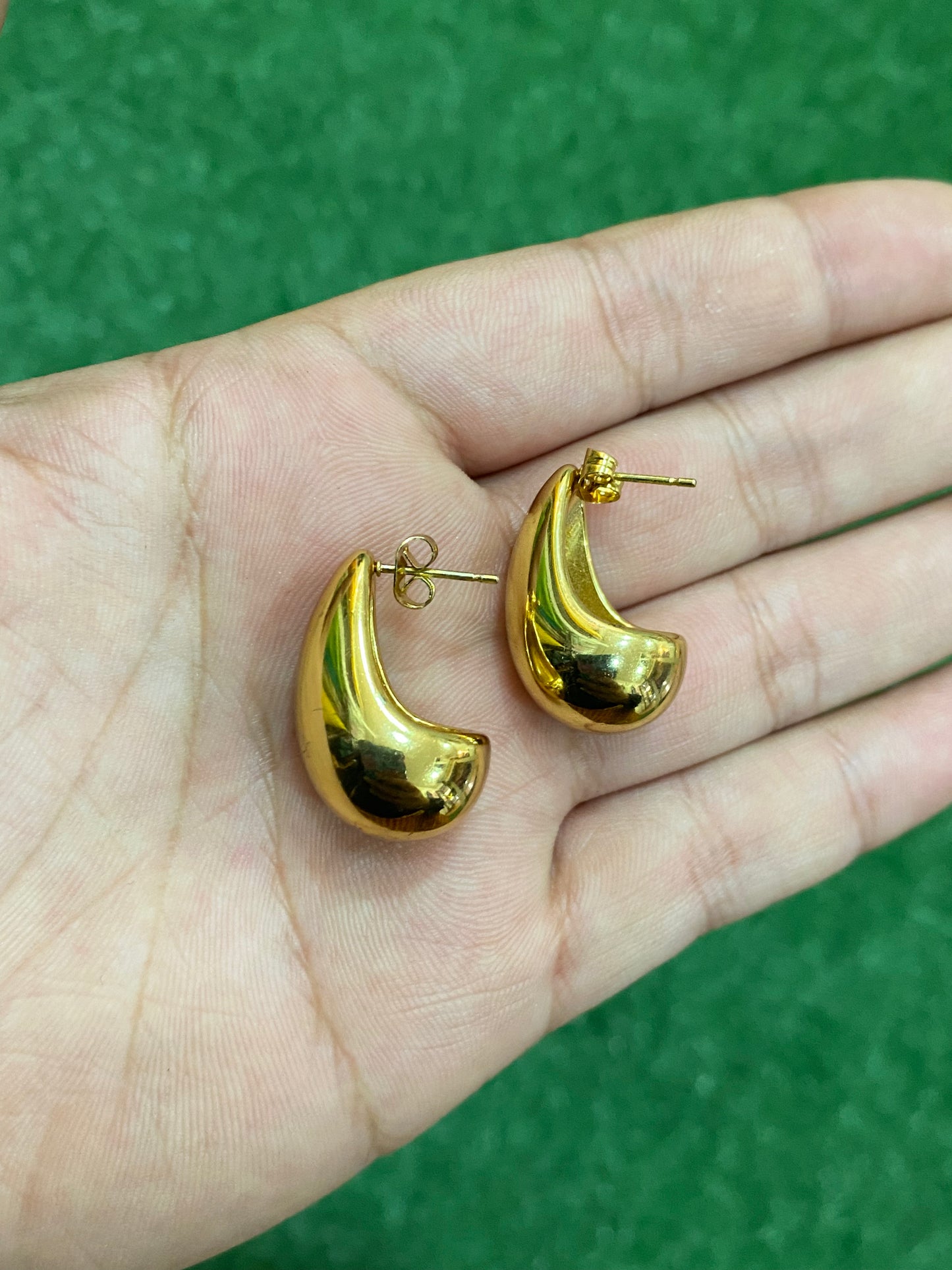Aros de gotas doradas en acero