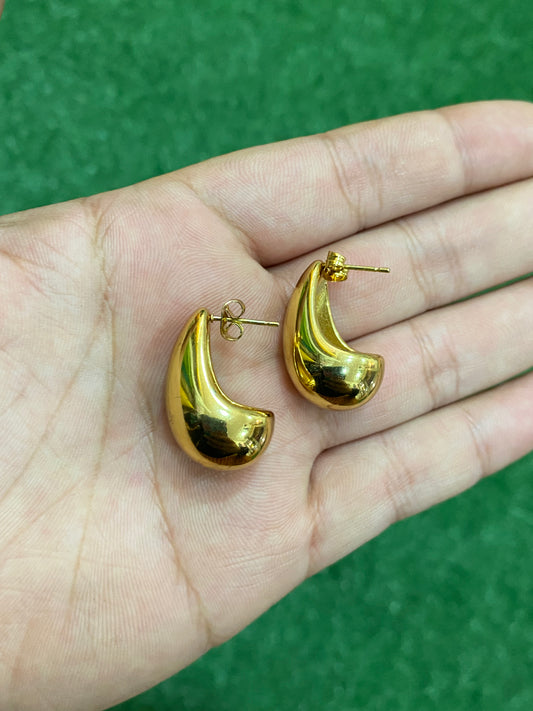 Aros de gotas doradas en acero