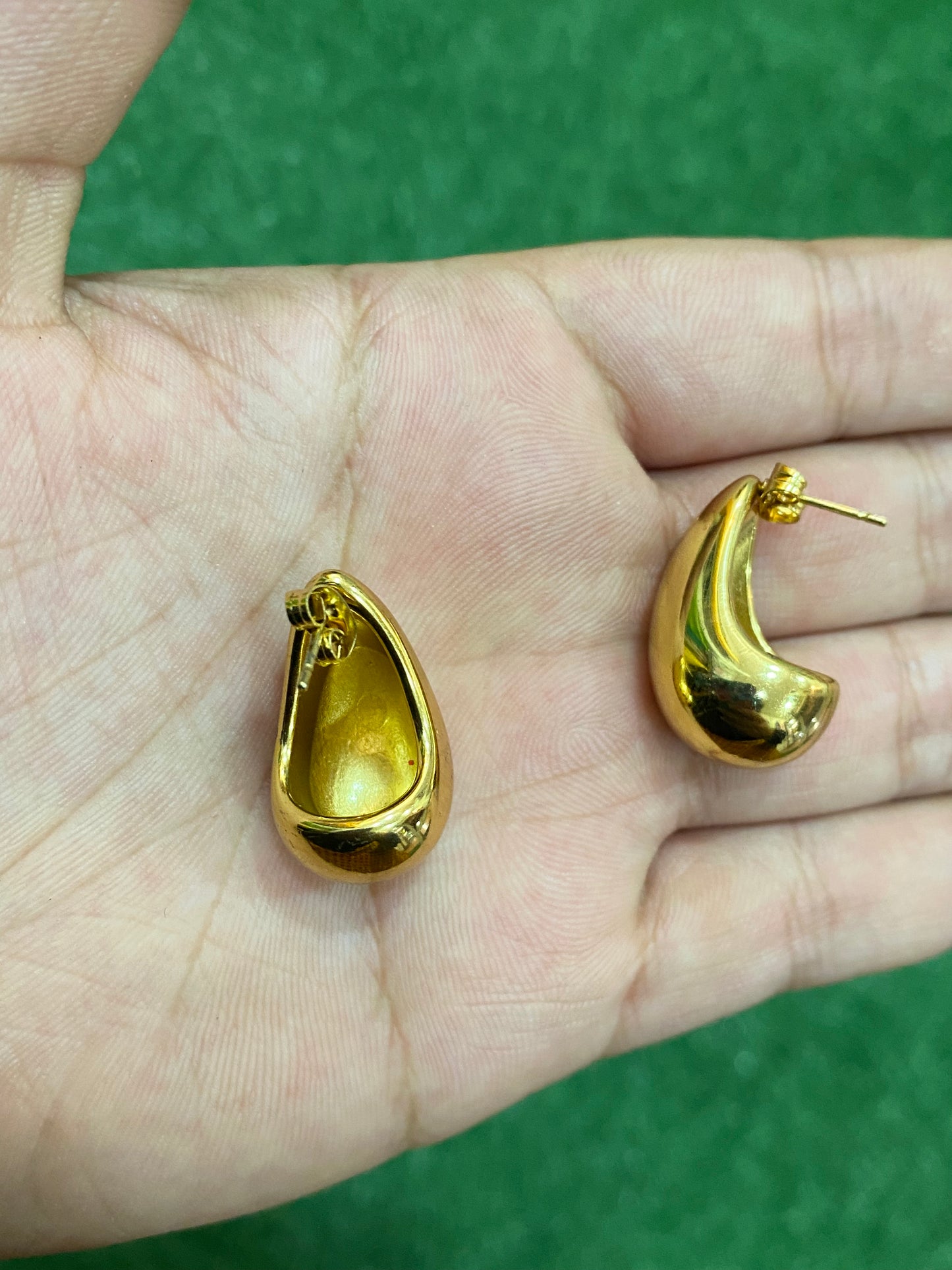 Aros de gotas doradas en acero