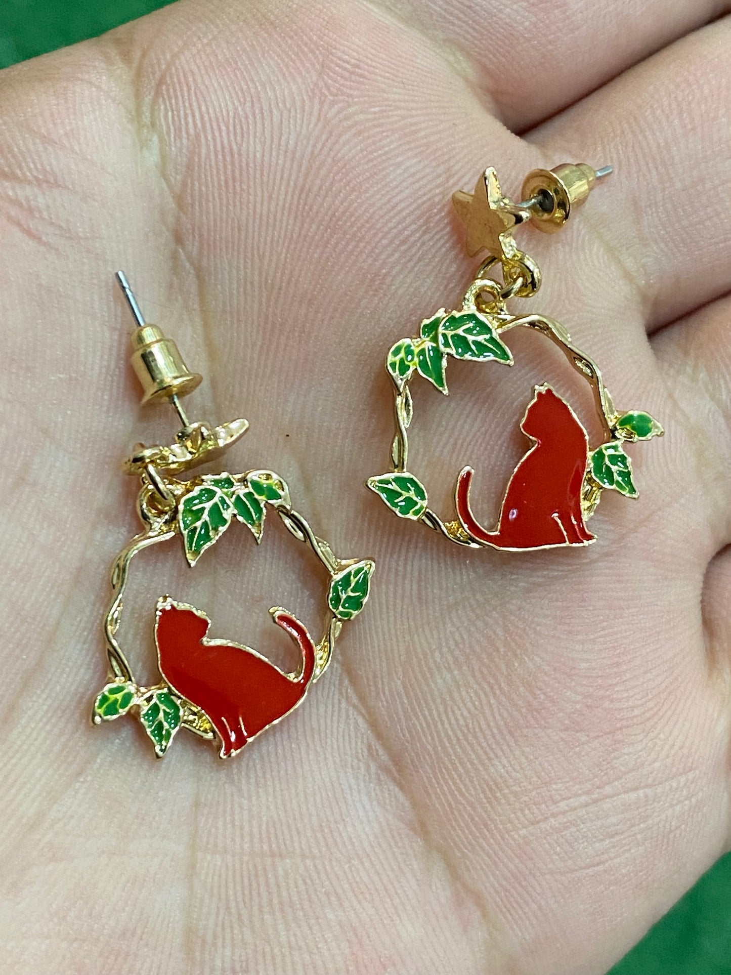 Aros de gatito rojo con diseño de hojas
