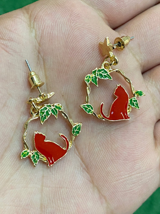 Aros de gatito rojo con diseño de hojas