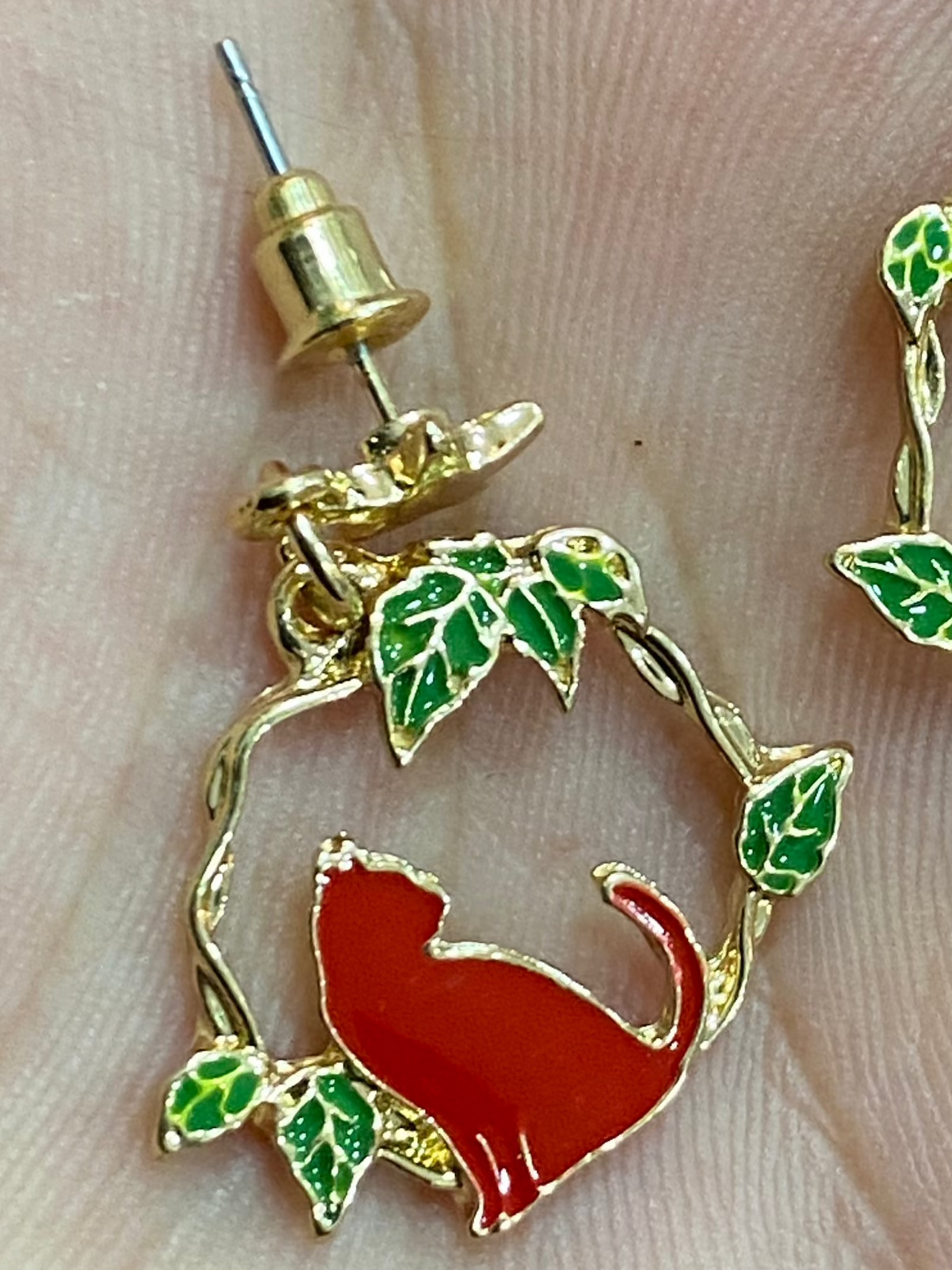 Aros de gatito rojo con diseño de hojas