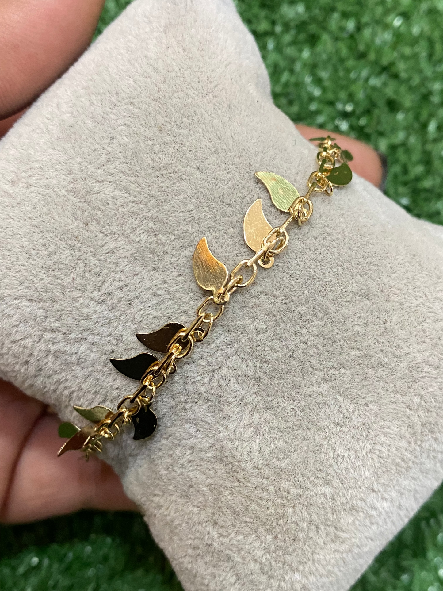Pulsera dorada de hojas con baño en oro