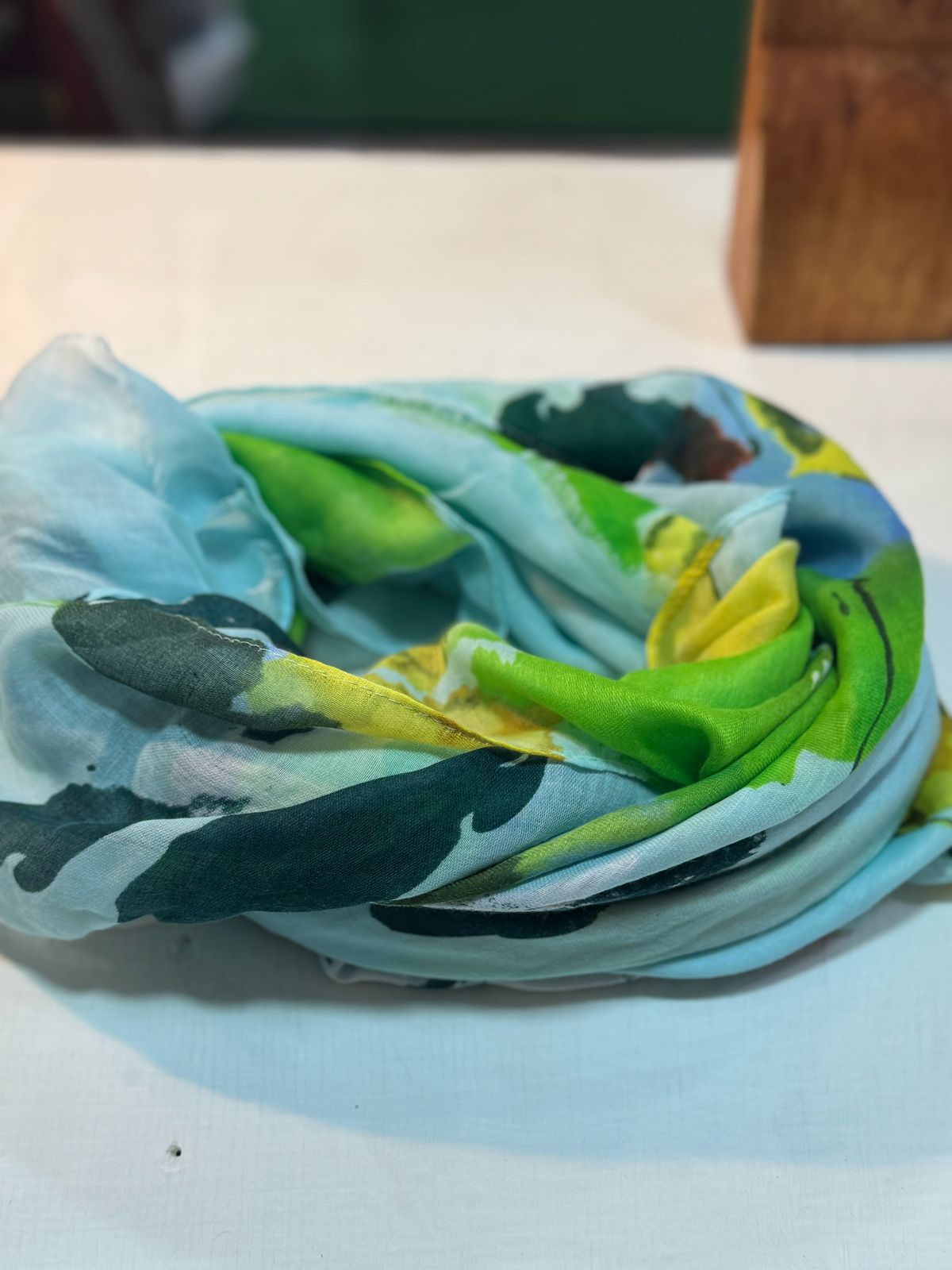 Pañuelo en tonos verdes y celestes