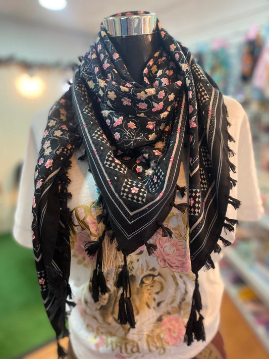 Pañuelo negro con flores